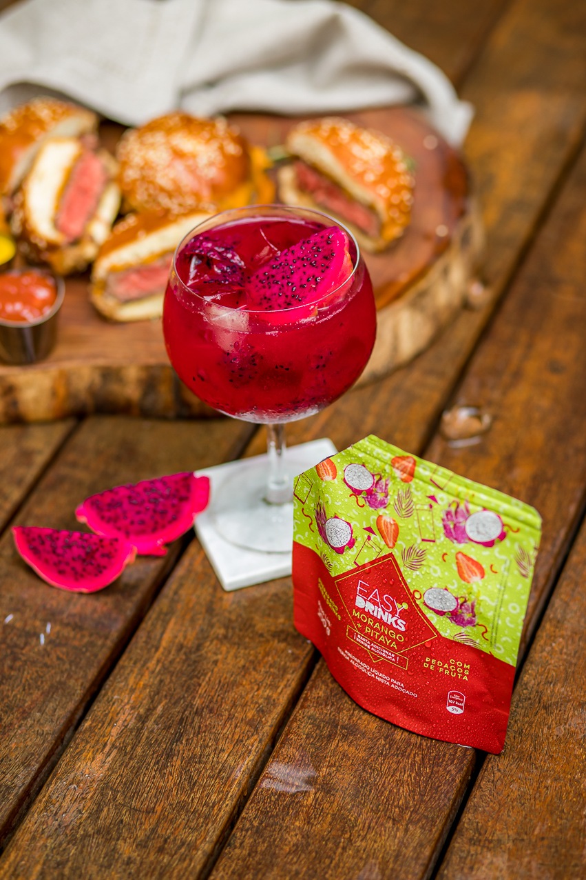 GIN TÔNICA MORANGO E PITAYA