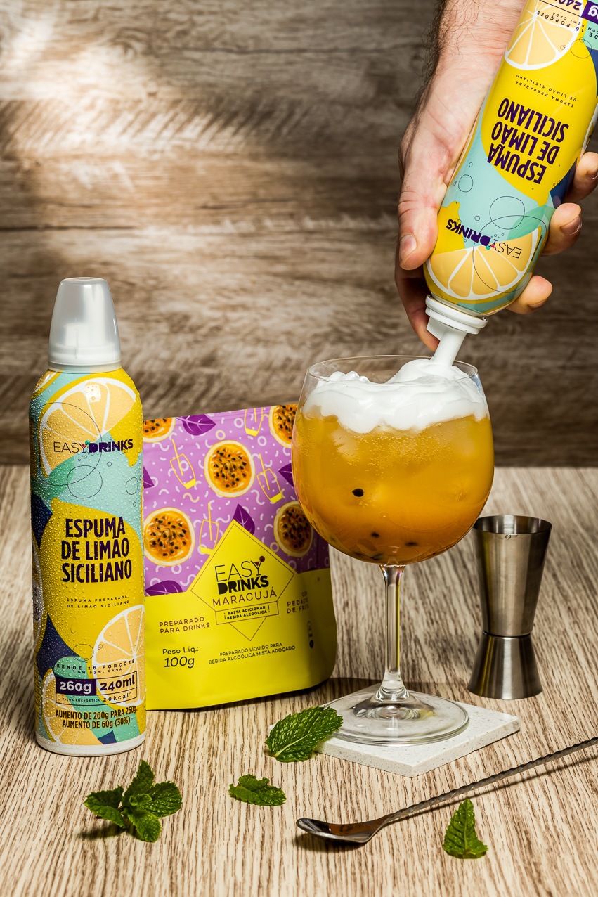 GIN TÔNICA MARACUJÁ COM ESPUMA DE LIMÃO SICILIANO